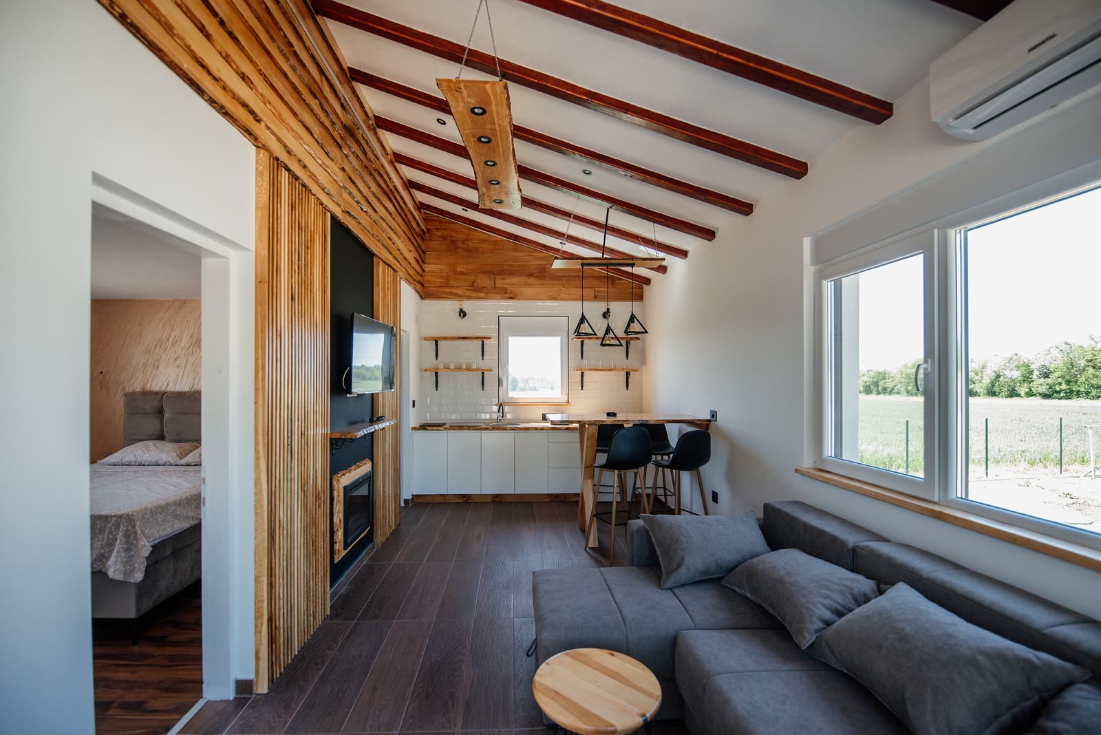 Logement au plafond en bois