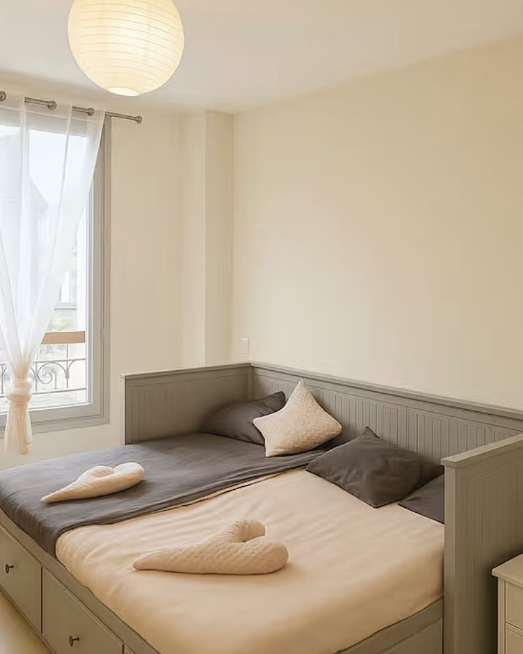 Chambre d'un appartement confié à Régis, serviettes pliées en cœur