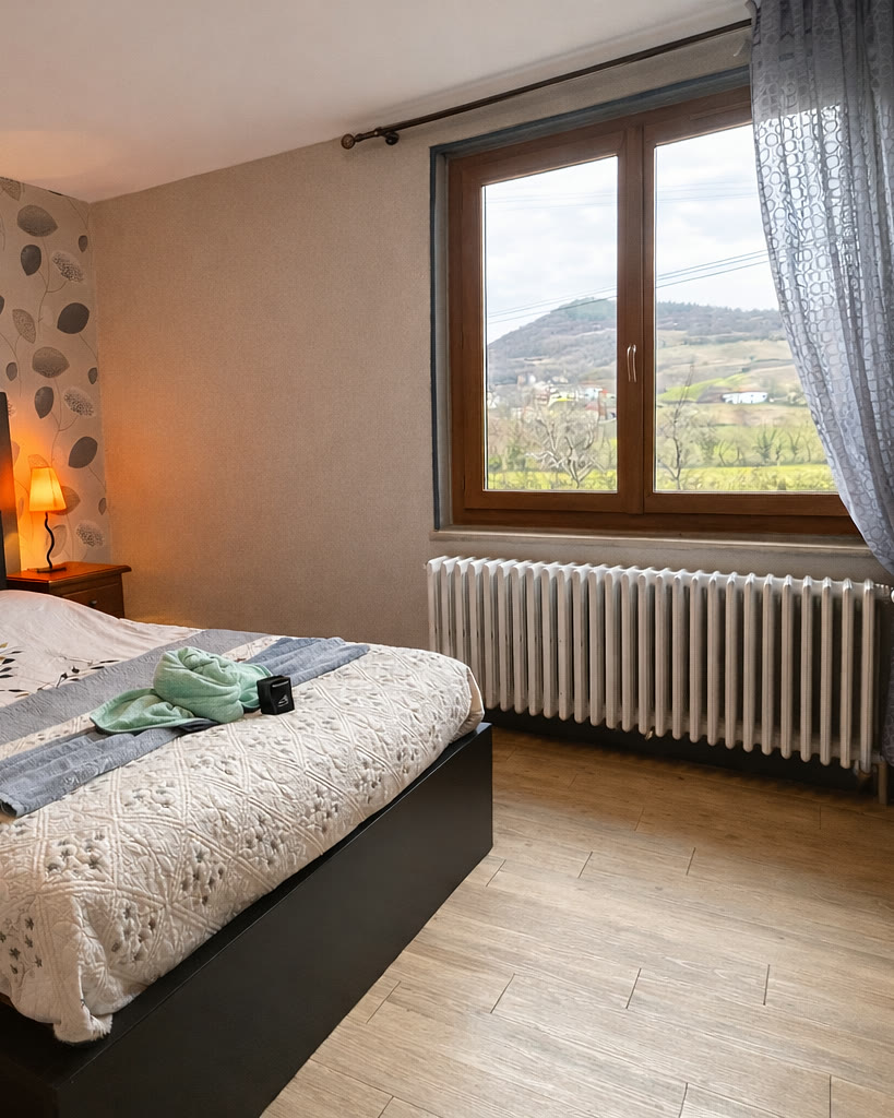 Chambre avec vue sur les collines, dans un logement confié à Régis